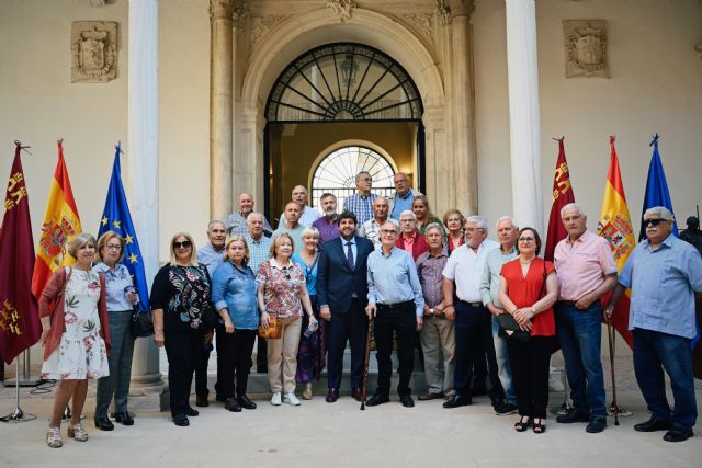 Fernando recibe a antiguos alumnos del Hogar Provincial del Niño que estuvo ubicado en San Esteban - 1, Foto 1