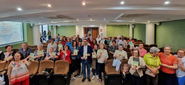 Un total de 71 mayores de Lorca se unen para editar el libro de cocina denominado 'Recetas de una generación' donde comparten sus grandes dotes culinarias - 1, Foto 1
