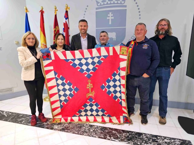 Los hermanos Andreu Sánchez donan al Ayuntamiento de Caravaca una bandera bordada la ciudad de los años 60 - 2, Foto 2