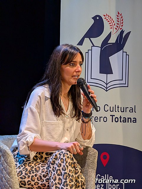 La historia que nadie contó: Carmen Guillén llena de memoria el teatro Ginés Rosa con el relato de las mujeres represaliadas por el franquismo, Foto 3