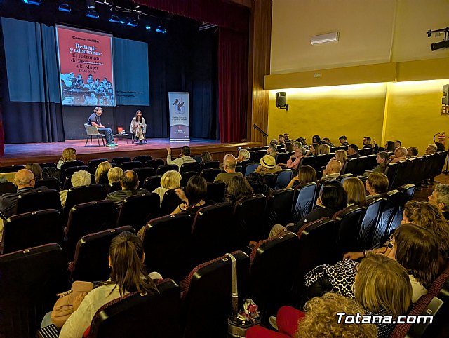 La historia que nadie contó: Carmen Guillén llena de memoria el teatro Ginés Rosa con el relato de las mujeres represaliadas por el franquismo, Foto 4