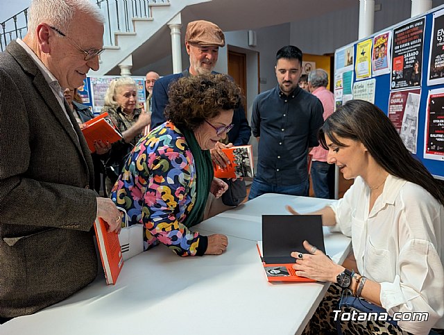La historia que nadie contó: Carmen Guillén llena de memoria el teatro Ginés Rosa con el relato de las mujeres represaliadas por el franquismo, Foto 7