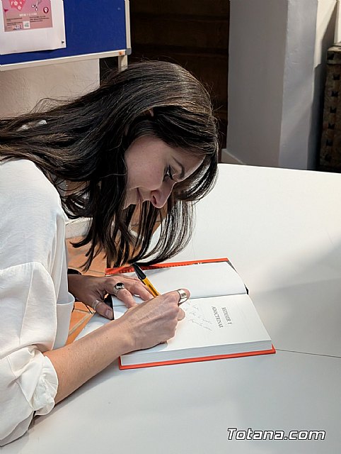 La historia que nadie contó: Carmen Guillén llena de memoria el teatro Ginés Rosa con el relato de las mujeres represaliadas por el franquismo, Foto 8