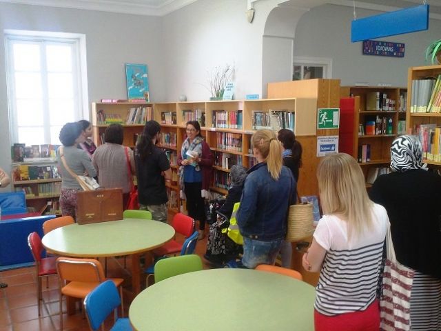Los alumnos del centro de Educación de Adultos de Totana han visitado recientemente la Biblioteca Municipal Mateo García, Foto 2