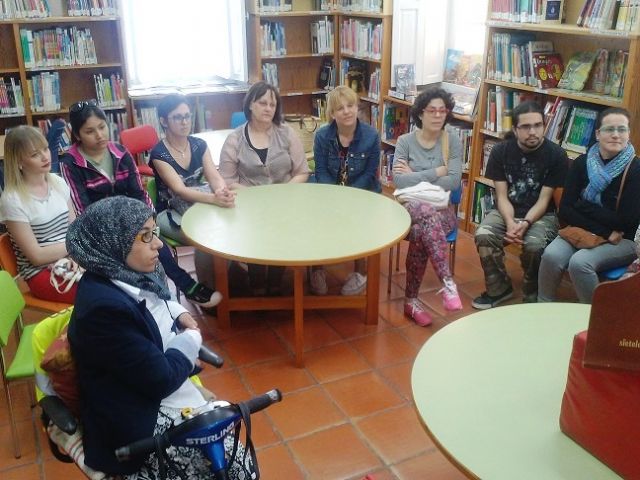 Los alumnos del centro de Educación de Adultos de Totana han visitado recientemente la Biblioteca Municipal Mateo García, Foto 4