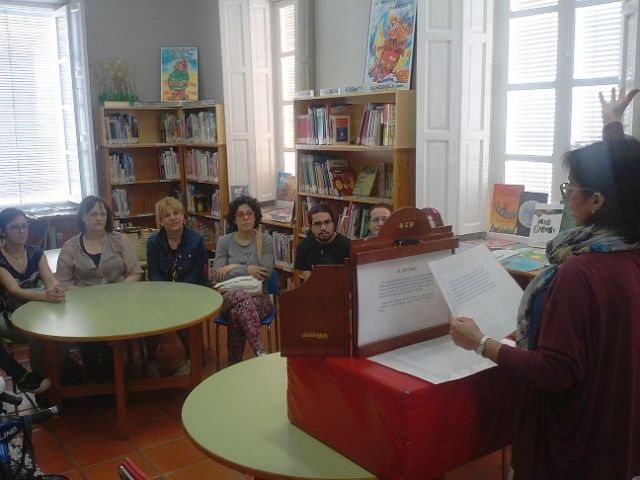 Los alumnos del centro de Educación de Adultos de Totana han visitado recientemente la Biblioteca Municipal Mateo García, Foto 5