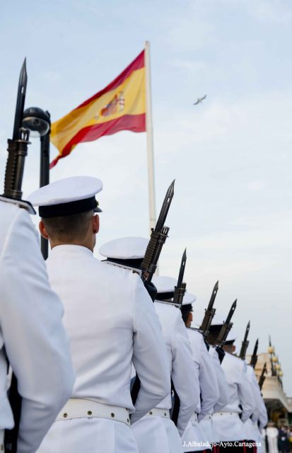 Las Fuerzas Armadas conmemoran su festividad en Cartagena con el arriado solemne de la bandera - 2, Foto 2