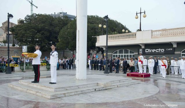 Las Fuerzas Armadas conmemoran su festividad en Cartagena con el arriado solemne de la bandera - 4, Foto 4