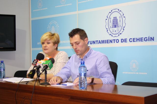 El Alcalde y la Concejala de Comercio explican la decisión de la ubicación del mercado semanal - 1, Foto 1