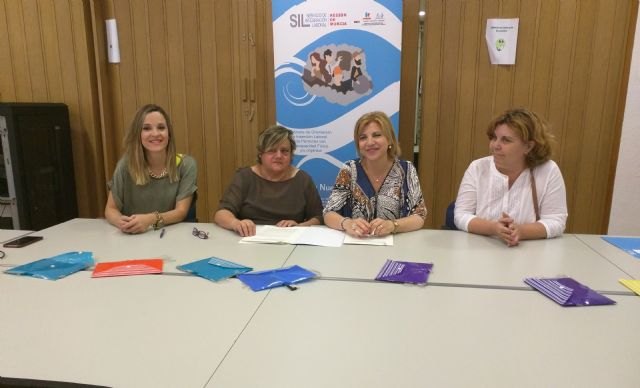Un convenio entre Familia y Famdif permitirá que personas con discapacidad física realicen prácticas en la Administración regional - 1, Foto 1