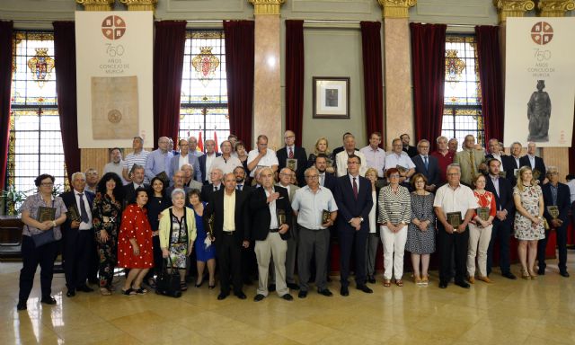 Homenaje a 50 empleados municipales que se jubilan tras toda una vida dedicada al servicio público - 1, Foto 1