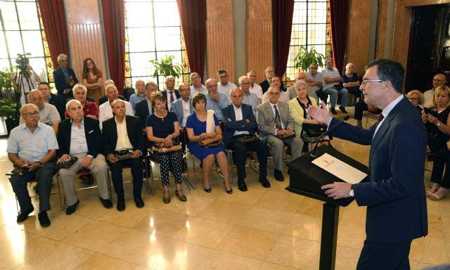 Homenaje a 50 empleados municipales que se jubilan tras toda una vida dedicada al servicio público - 2, Foto 2