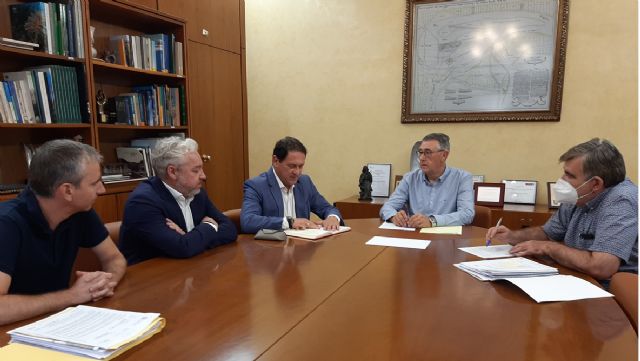 Urrea ha mantenido una reunin de trabajo con el Alcalde de Mazarrn, Foto 1