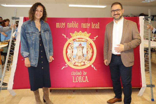 Las alumnas del curso de 'Perfeccionamiento de bordado' finalizan una gran bandera de Lorca que presidirá los actos protocolarios del municipio - 3, Foto 3