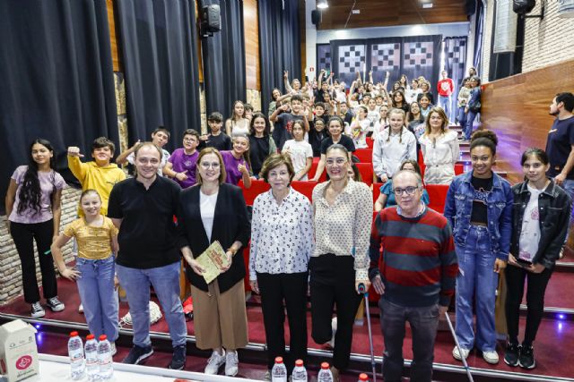 Isabel Franco participa junto a un centenar de escolares en el programa 'Tejiendo Ciudadanía por la Paz', Foto 1