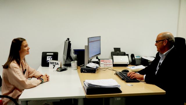 La Comunidad pone en marcha la figura del funcionario habilitado para ayudar a los ciudadanos en sus trámites administrativos - 1, Foto 1