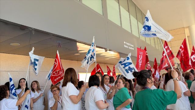 SAE y TECNOS se concentran por la reclasificación profesional en apoyo a la huelga convocada hoy en Sanidad - 4, Foto 4