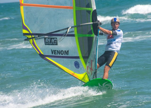 El deportista alicantino José Santos ganó con solvencia la prueba final del Campeonato de Europa de Vela de la modalidad de Slalom - 2, Foto 2