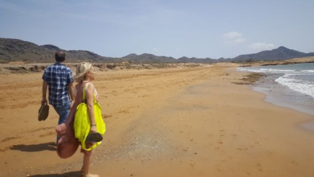 Más de 200 personas visitan las playas de Calblanque en autobús en las tres primeras horas del inicio del nuevo servicio de accesos - 1, Foto 1