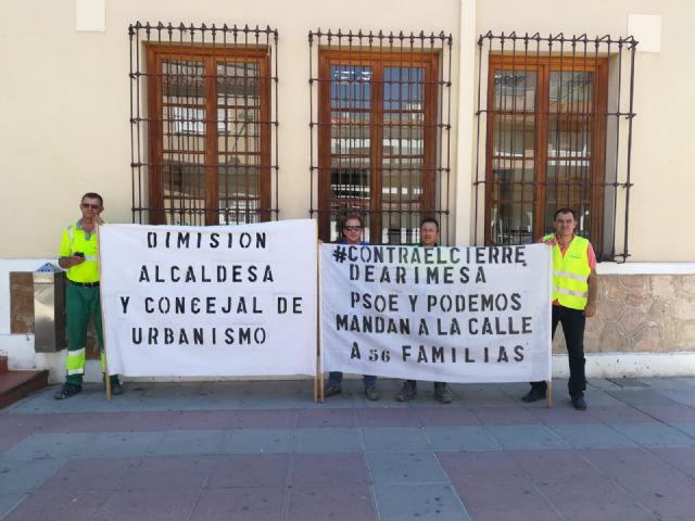 Los trabajadores de ARIMESA afectados por el cierre de su empresa piden en el Ayuntamiento de Santomera la dimisión de la alcaldesa del PSOE - 1, Foto 1