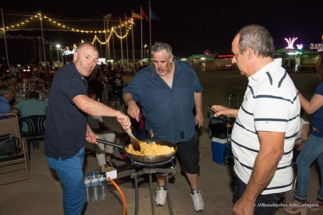 Migas y fuegos artificiales para celebrar la noche de San Juan en El Albujón - 1, Foto 1