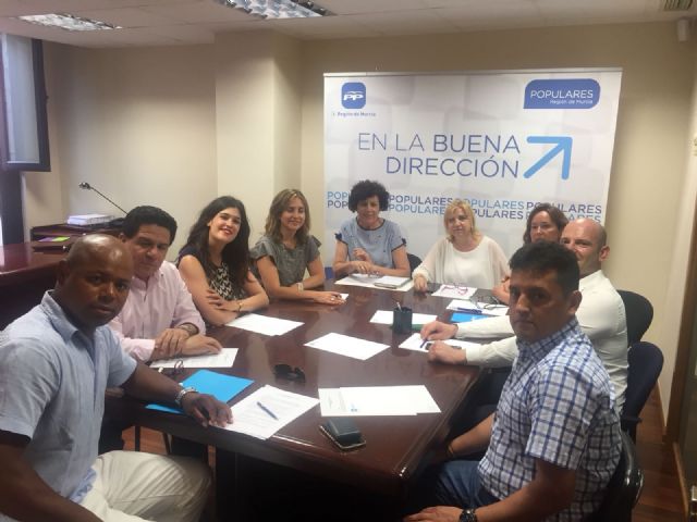 El PPRM reúne a la comisión de Inmigración para dar voz propia a este colectivo debatiendo iniciativas que mejoren las políticas dirigidas a lograr una sociedad intercultural donde todos aportemos - 1, Foto 1