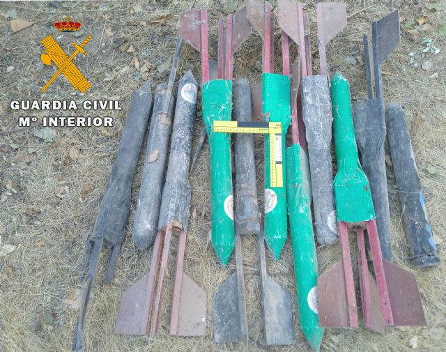 La Guardia Civil desactiva 11 cohetes granífugos localizados en una finca del término municipal de Tinajeros - 1, Foto 1