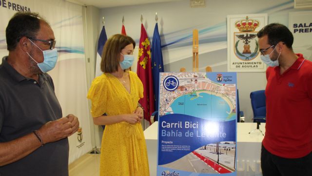 Comienza la instalación de la señalización del carril bici que discurrirá paralelo a la bahía de Levante - 1, Foto 1