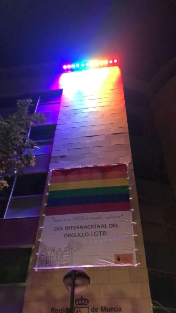 Política Social ilumina su fachada con los colores de la bandera del colectivo LGTBI - 1, Foto 1
