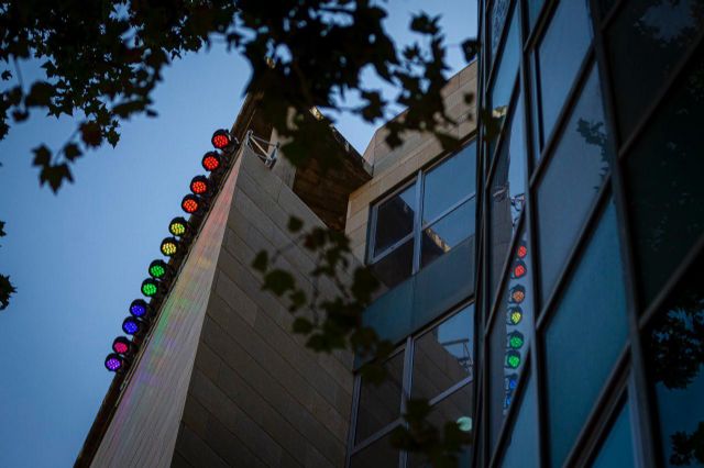 Política Social ilumina su fachada con los colores de la bandera del colectivo LGTBI - 2, Foto 2