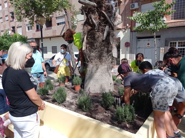 Alumnos del CEIP Pintor Pedro Flores de Puente Tocinos participan en una plantación en su pedanía - 1, Foto 1