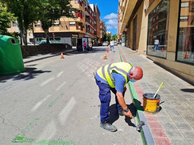 El Ayuntamiento realiza el repintado y adaptación de parquímetros y señalización para la reducción de horarios, calles y tarifas del aparcamiento regulado (ORA) - 1, Foto 1