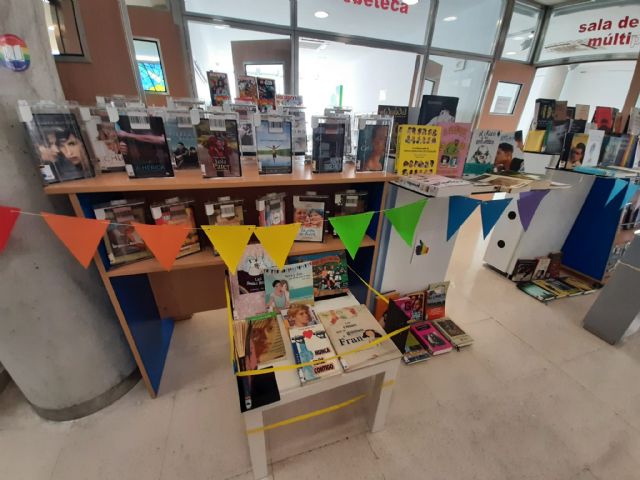 Las bibliotecas municipales celebran la semana LGTBI con la instalación de ´Puntos Arcoíris´ - 2, Foto 2