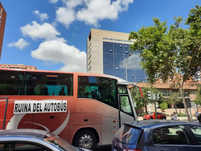 Una gran caravana de autobuses escolares clama contra el Gobierno regional por abocarlos a ruina - 2, Foto 2
