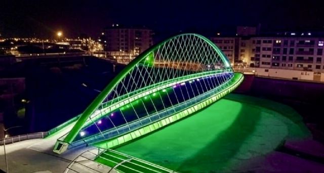 El Ayuntamiento de Lorca ilumina de verde la pasarela 'Alcalde Miguel Navarro Molina' y la fuente de San Antonio por el Día Mundial de la Esclerodermia - 2, Foto 2