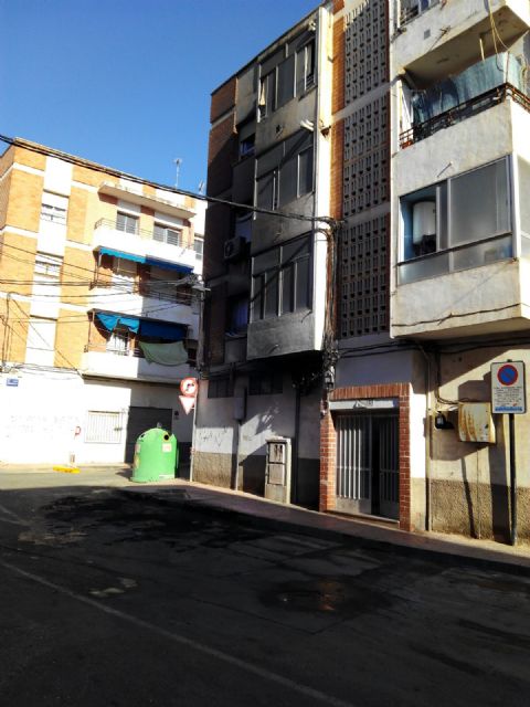 Arden dos contenedores en Vercasas causando daños materiales a unas viviendas, Foto 1