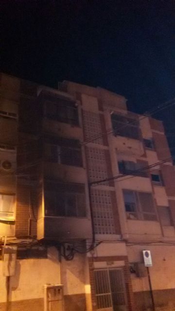 Arden dos contenedores en Vercasas causando daños materiales a unas viviendas, Foto 2