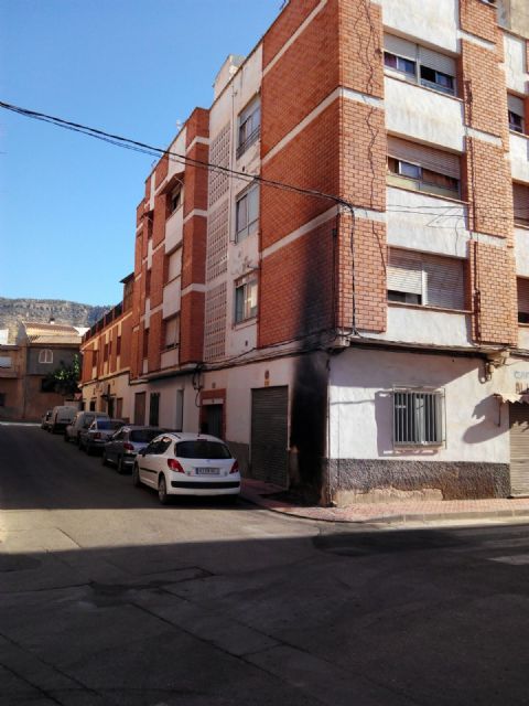 Arden dos contenedores en Vercasas causando daños materiales a unas viviendas, Foto 3