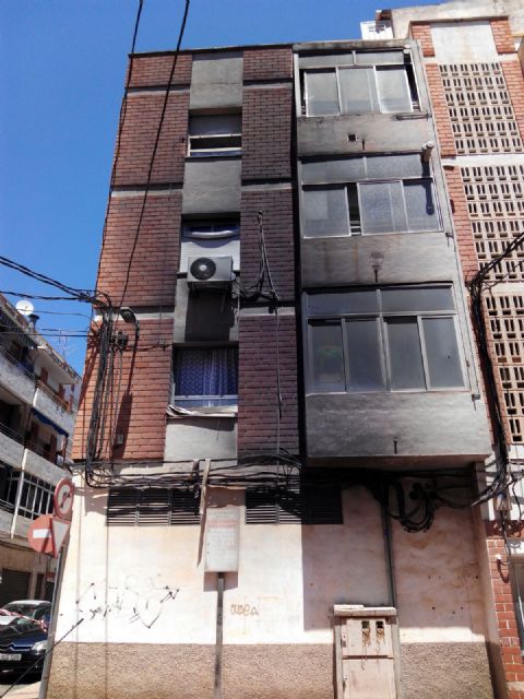 Arden dos contenedores en Vercasas causando daños materiales a unas viviendas, Foto 4