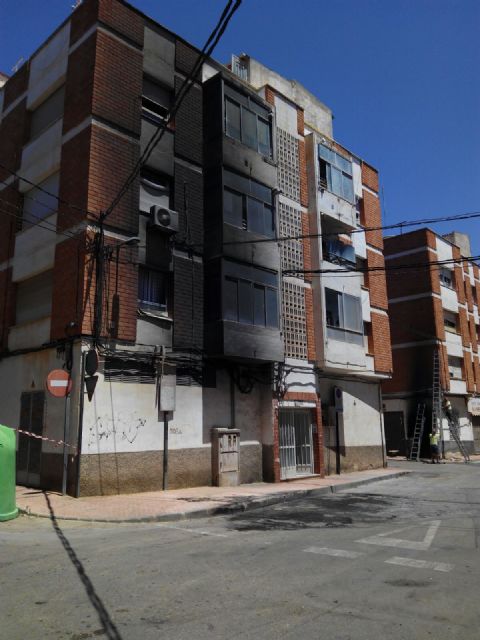 Arden dos contenedores en Vercasas causando daños materiales a unas viviendas, Foto 5