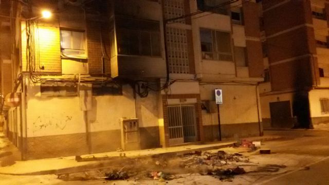 Arden dos contenedores en Vercasas causando daños materiales a unas viviendas, Foto 6