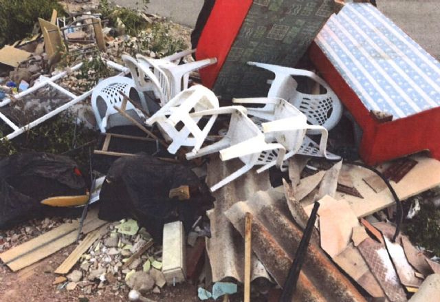 Denunciados dos conductores por efectuar un depósito de escombros y un vertido de aceite, respectivamente - 1, Foto 1