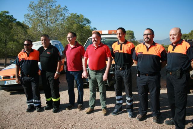 Unos cuarenta voluntarios de Protección Civil refuerzan las labores de vigilancia móvil y prevención contra incendios con el fin de apoyar a las brigadas forestales en Sierra Espuña durante el verano