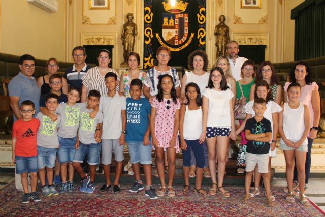 Los cinco menores saharauis acogidos este verano en Jumilla son recibidos en el Ayuntamiento - 2, Foto 2