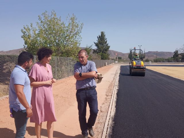 Avanzan a gran ritmo las obras de la pista de atletismo del polideportivo municipal tras el asfaltado de todo el recinto - 1, Foto 1