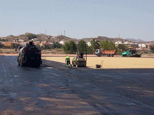 Avanzan a gran ritmo las obras de la pista de atletismo del polideportivo municipal tras el asfaltado de todo el recinto - 2, Foto 2