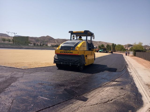 Avanzan a gran ritmo las obras de la pista de atletismo del polideportivo municipal tras el asfaltado de todo el recinto - 3, Foto 3