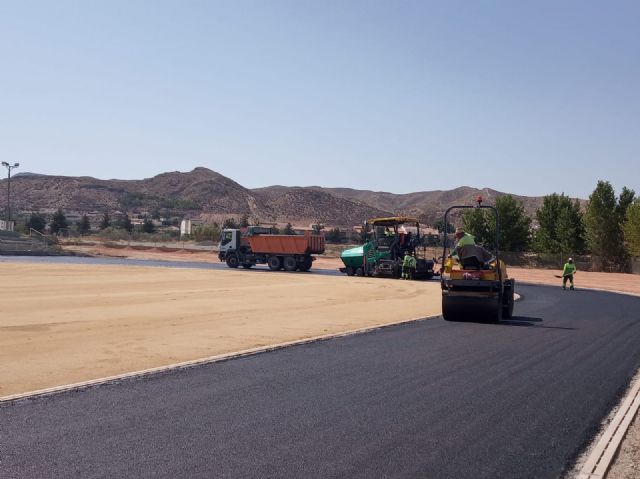 Avanzan a gran ritmo las obras de la pista de atletismo del polideportivo municipal tras el asfaltado de todo el recinto - 4, Foto 4