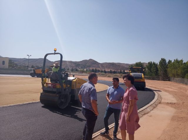 Avanzan a gran ritmo las obras de la pista de atletismo del polideportivo municipal tras el asfaltado de todo el recinto - 5, Foto 5
