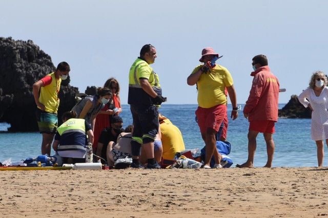 Miembros de la organización de los Campeonatos de Salvamento y Socorrismo recuperan a una mujer de una parada cardiorespiratoria - 1, Foto 1